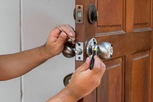 Locksmith have to fix silver knob